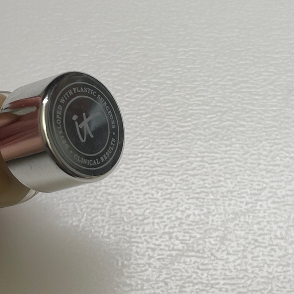 It Cosmetics light Bye Bye Breakout Full Coverage Treatment Concealer - Picture 3 of 5